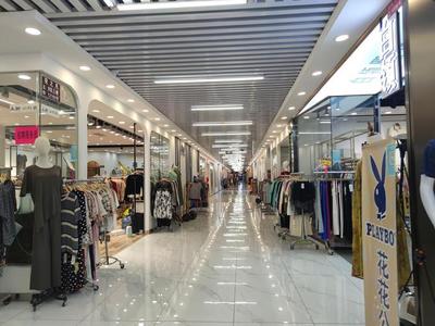 到點(diǎn)就關(guān)門？即墨服裝市場深夜閉門困客，商戶嘆息 剛回流的人氣又散了